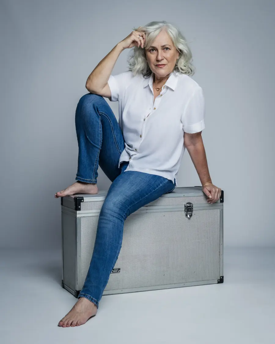 Pilar Blanco, actriz, sentada en un baúl en book fotográfico